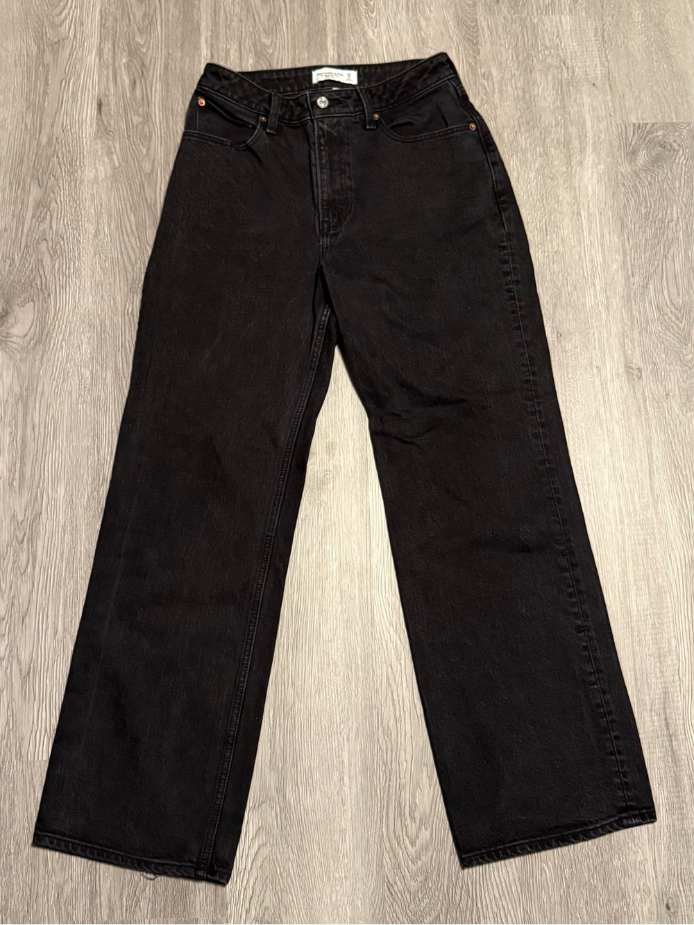 Abercrombie and Fitch High Rise 90s Relaxed Jean in Black - Picture 2 of 11
